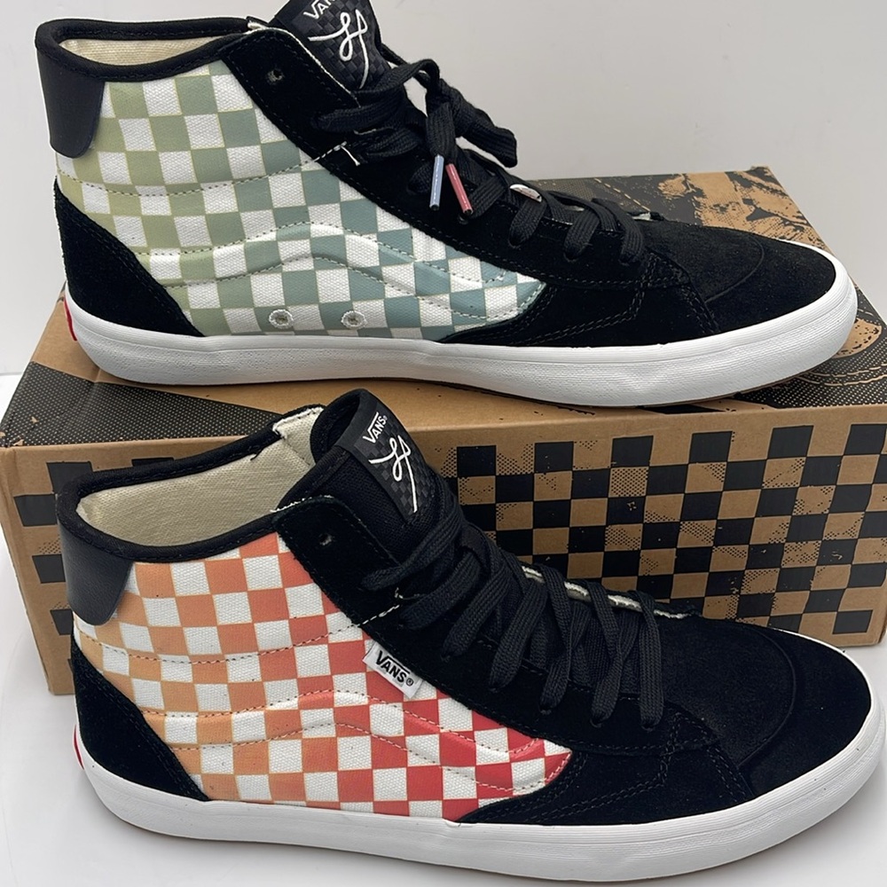 Vans WMNS High-Top Sneakers The Lizzie
Checkerboard Black/Multi
VN0A4BX1BML - Picture 3 of 16